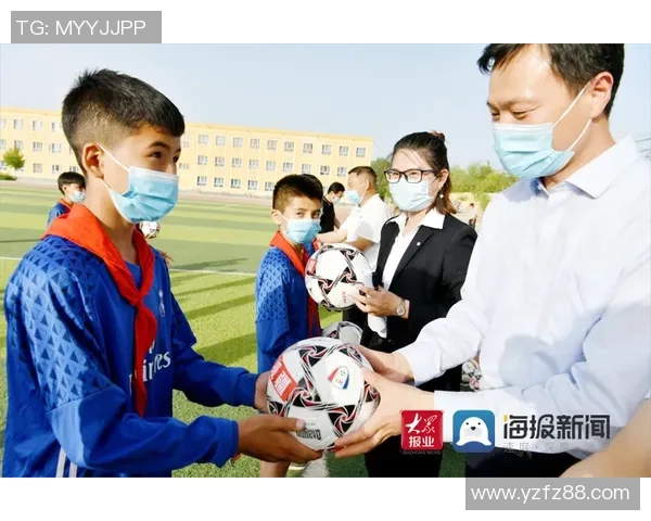 快乐踢球梦想启航小学足球海报手绘展现青春活力与团队精神